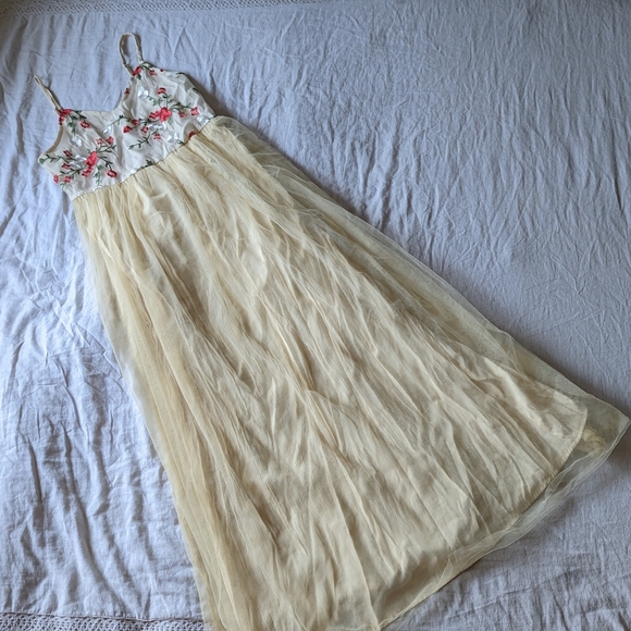 PatPat Dresses & Skirts - Cream colored floral embroidered maxi dress with tulle skirt